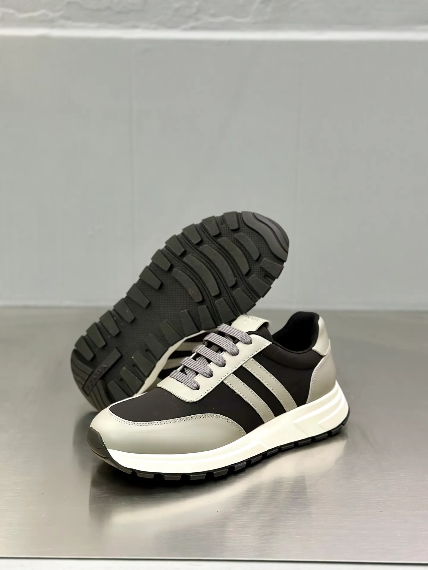 💰740 Prada/Prada men's new mesh stitching sneakers. This sneaker presents a modern version, reinterpreting the brand's archive style with clean lines and smooth details. The shoes are made of calf leather and technical fabric, with a triangular metal logo on the outside, bright TPU decoration on the heel, and a longer and padded inner heel design for a more comfortable fit. The tongue is decorated with a silk-screen logo, and is paired with a hollow rubber sole on the heel. The full cowhide lining comes standard with logo cowhide foot pads, making the upper foot taller, more comfortable, and versatile! Comes with full original packaging! Size: 39-40-41-42-43-44 standard leather shoe size (45 can be customized and does not support returns)